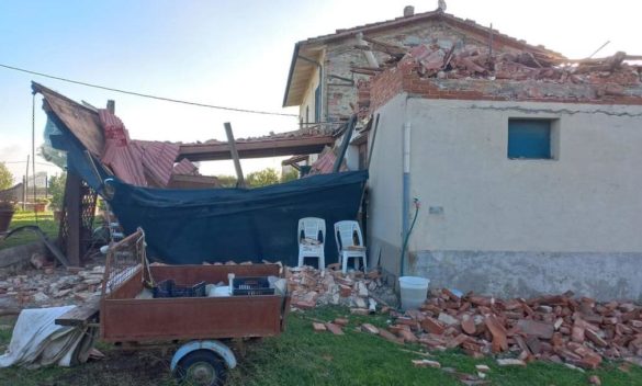Maltempo in Toscana, vento distrugge cascinale a Porcari.