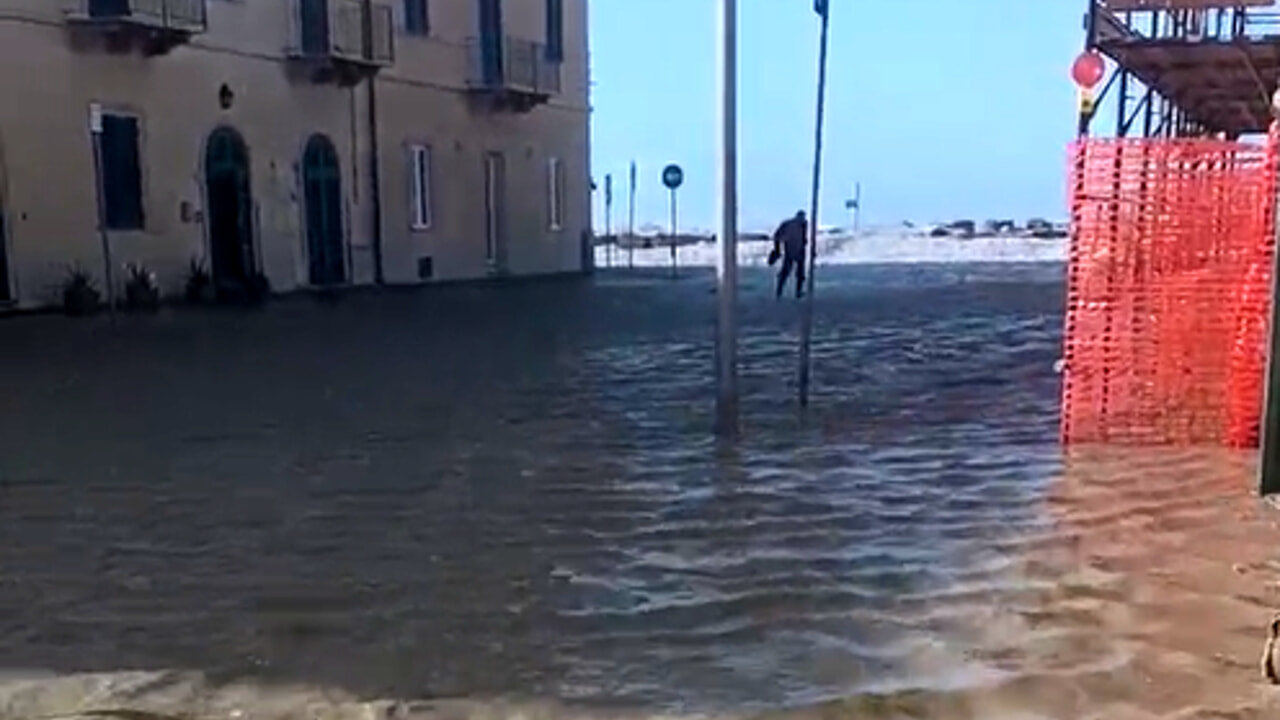 Mareggiata a Marina di Pisa, litorale invaso dall'acqua