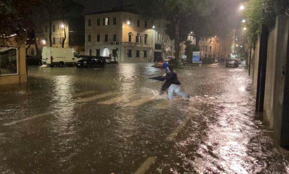 Mareggiate causano allagamenti e frane a Marina di Pisa e Valdera.