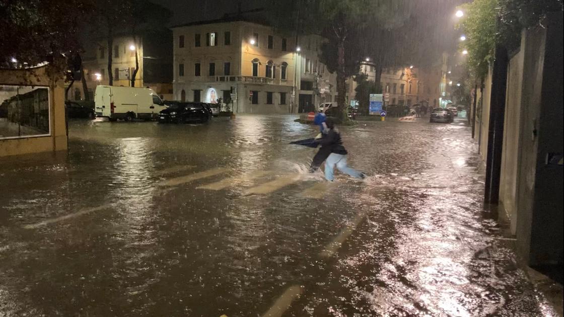 Mareggiate causano allagamenti e frane a Marina di Pisa e Valdera.