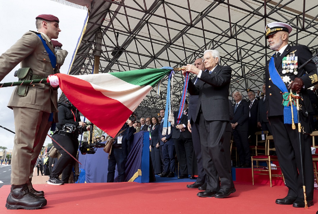 Mattarella consegna croce dell'Ordine militare alla Folgore di Siena il Giorno delle Forze Armate - Siena News.