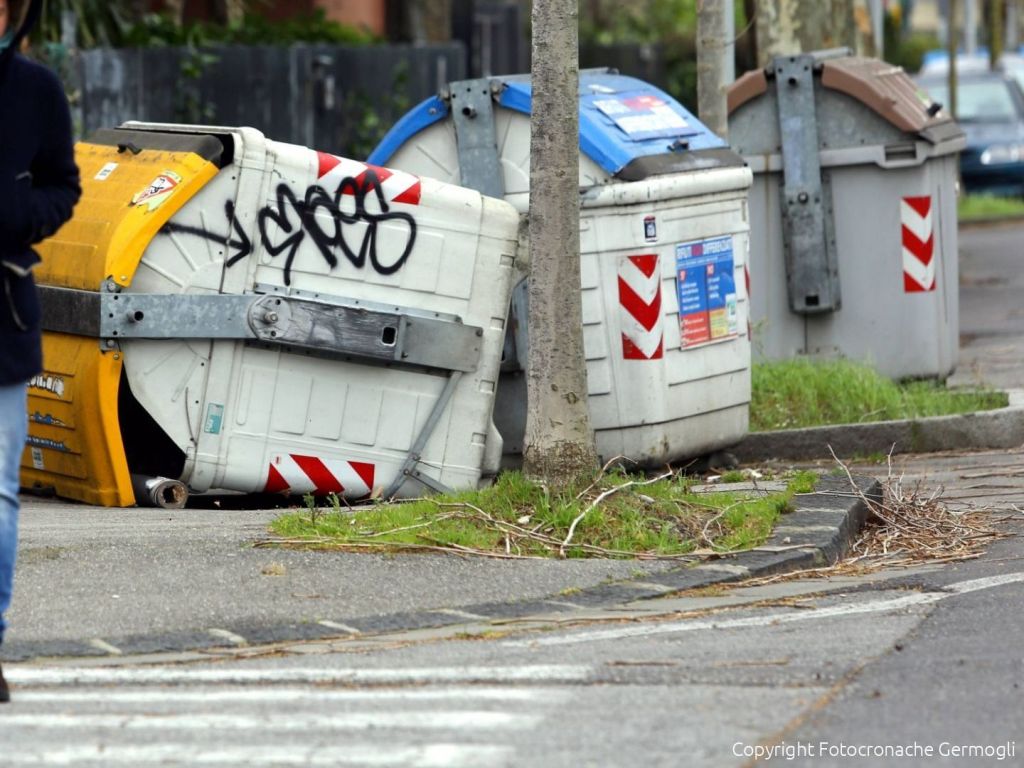 Meteo, allerta gialla per forte vento a Firenze.