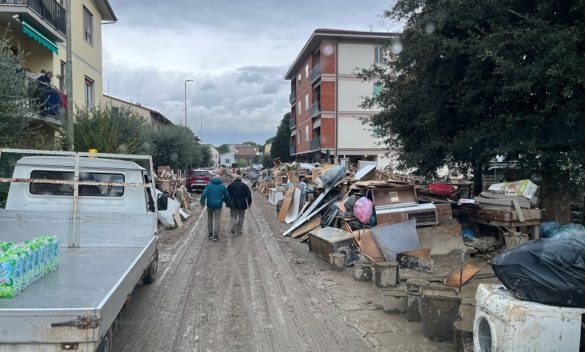 Ministri Volontari di Scientology supportano durante Alluvione Firenze
