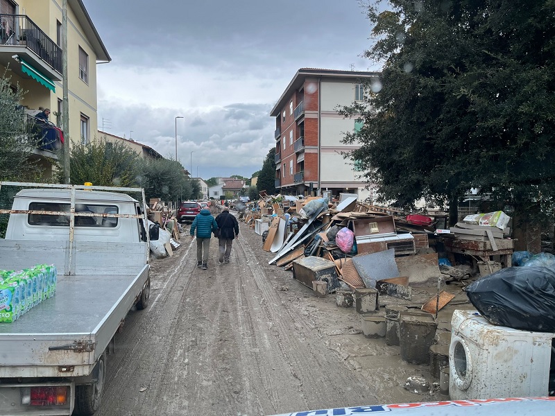 Ministri Volontari di Scientology supportano durante Alluvione Firenze