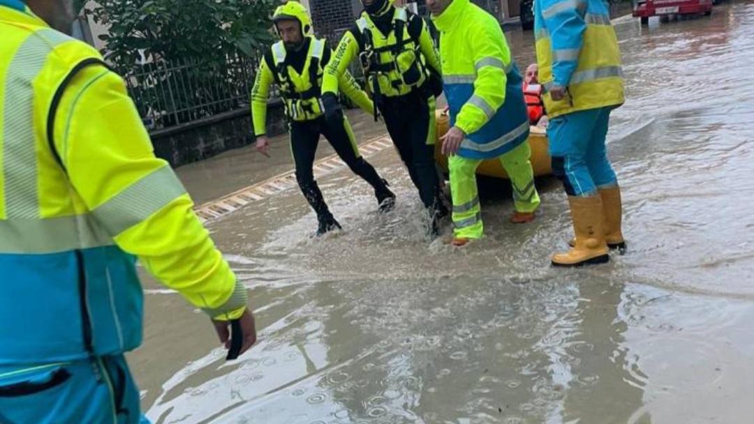 Misericordie supportano fragili e mamme con bambini durante alluvione in Toscana.