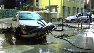 Nubifragio in Toscana, decine di auto travolte dall'acqua a Prato