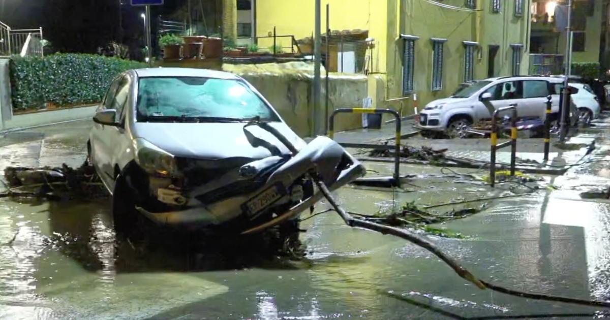 Nubifragio in Toscana, decine di auto travolte dall'acqua a Prato