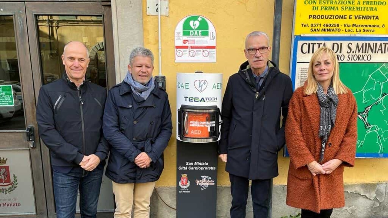 Nuovo defibrillatore per il centro di San Miniato.