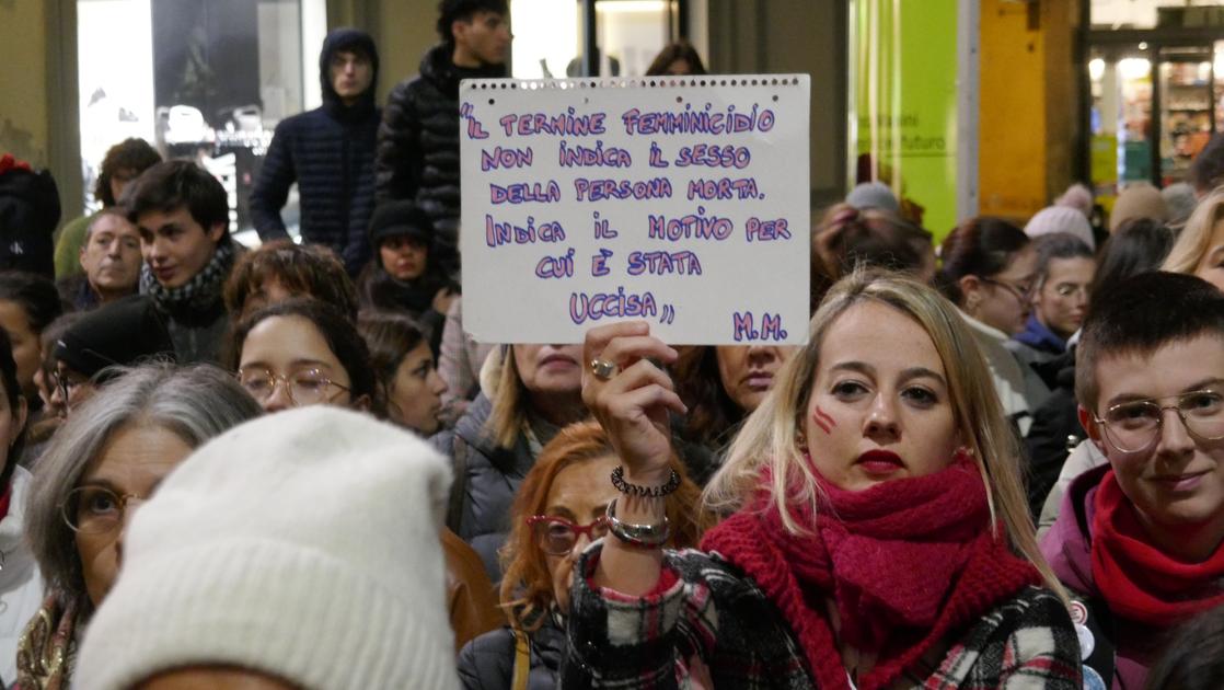 Oltre 200 in piazza per dire "no" alla violenza sulle donne