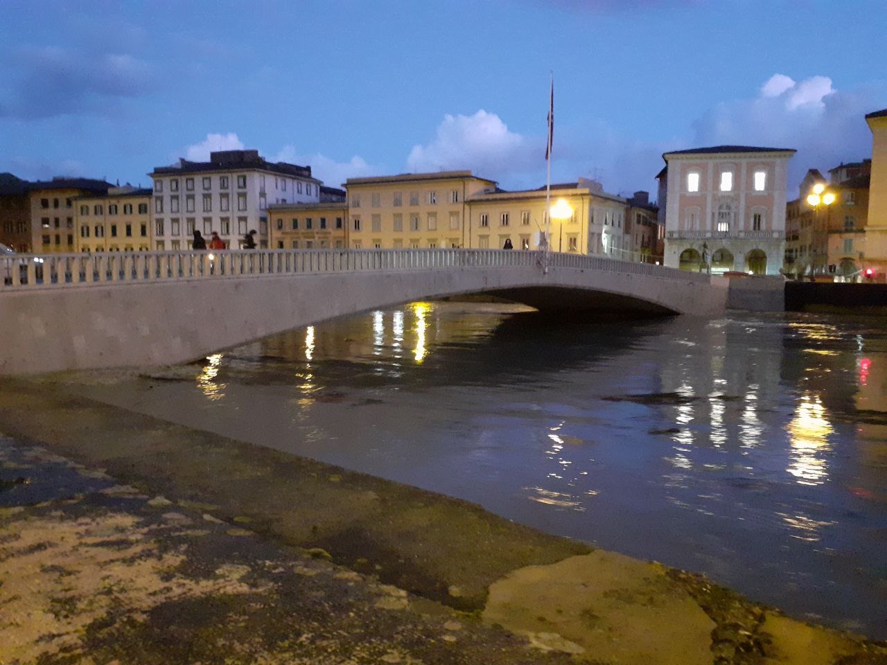 Piena dell'Arno non preoccupa Pisa, portata dell'acqua inferiora alle previsioni.