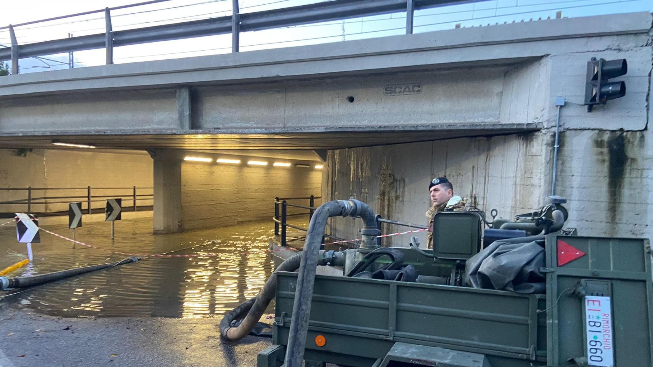 Pioggia blocca Toscana, A11 e strade chiuse, treni fermi, autobus fermati