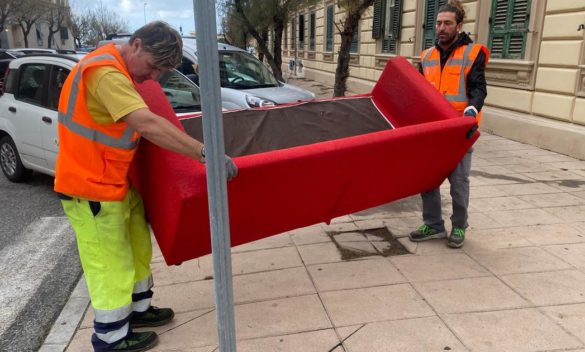 "Pirati dei rifiuti, divano abbandonato in via Malta" - Un nuovo rinvenimento da parte dei cittadini attenti all'ambiente.