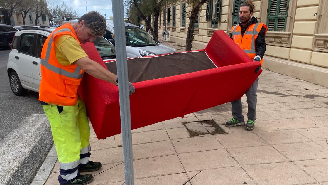 "Pirati dei rifiuti, divano abbandonato in via Malta" - Un nuovo rinvenimento da parte dei cittadini attenti all'ambiente.