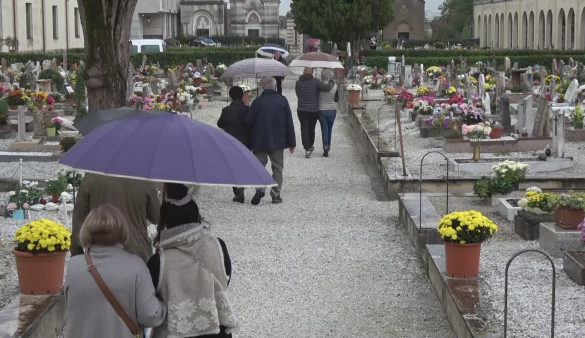 Pistoia, cimiteri pieni durante commemorazione defunti - Notizie