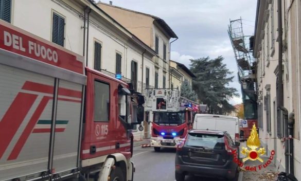 Ponteggio pericolante a Prato causa chiusura strada, traffico in tilt - Firenze Post