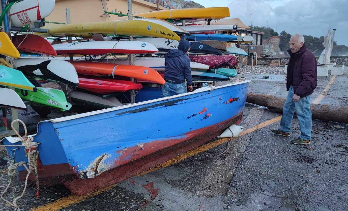 Porticcioli danneggiati dalla tempesta Ciaran, senza difesa.