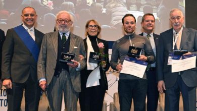 Premio "Mercurio" celebra eccellenze nel commercio, sport e imprenditoria in una cerimonia in città.