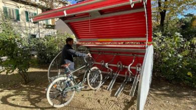 A Firenze apre la prima "Biclostazione", parcheggio sicuro per bici ed ebike, un servizio innovativo per i ciclisti della città.