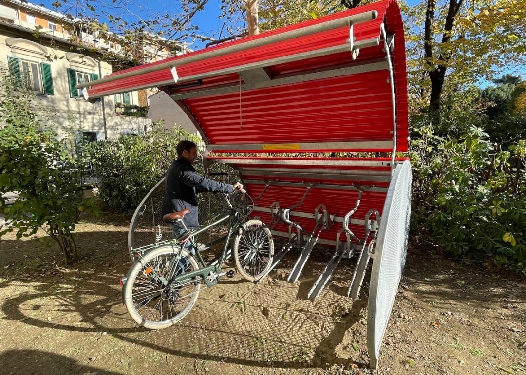 Biclostazione a Firenze, parcheggio sicuro per bici ed ebike