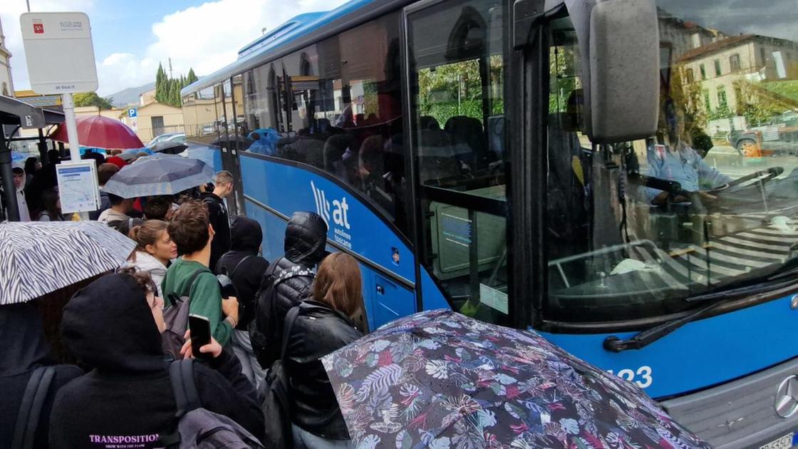 Proteste per il Tpl 'rinnovato', solo due linee anziché quattro, situazione catastrofica in città.