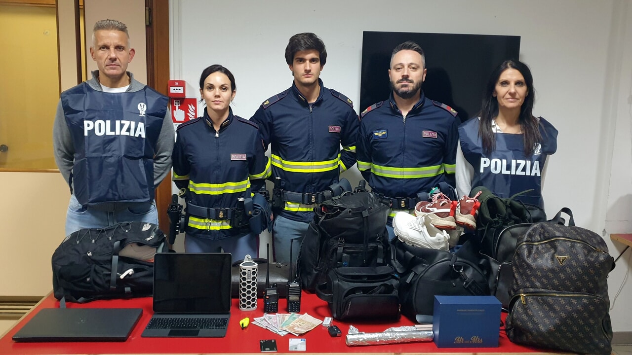 Quattro arrestati per saccheggi auto in aree di servizio.