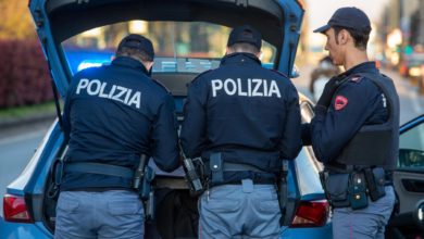 Ragazzo di Firenze attaccato, amico minacciato con pistola, entrambi finiscono in ospedale per violenza.