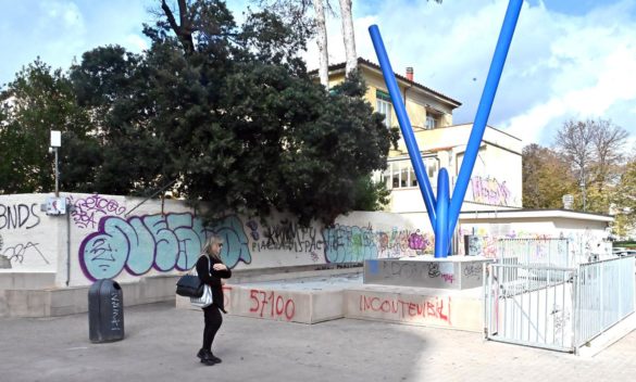 Residenti di Piazza Attias denunciano disprezzo per beni pubblici