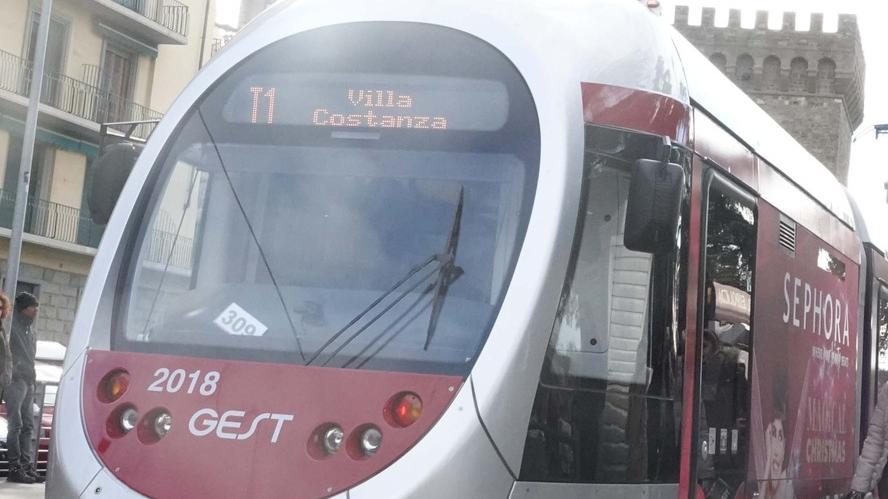 Riassumi questo titolo tra 55 e 65 caratteri Allagamenti nella notte, interrotta la Tramvia a Firenze. Le tratte attive