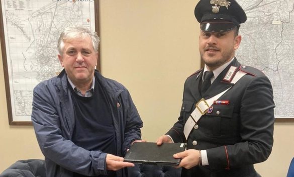 Carabinieri recuperano tablet rubati a scuola