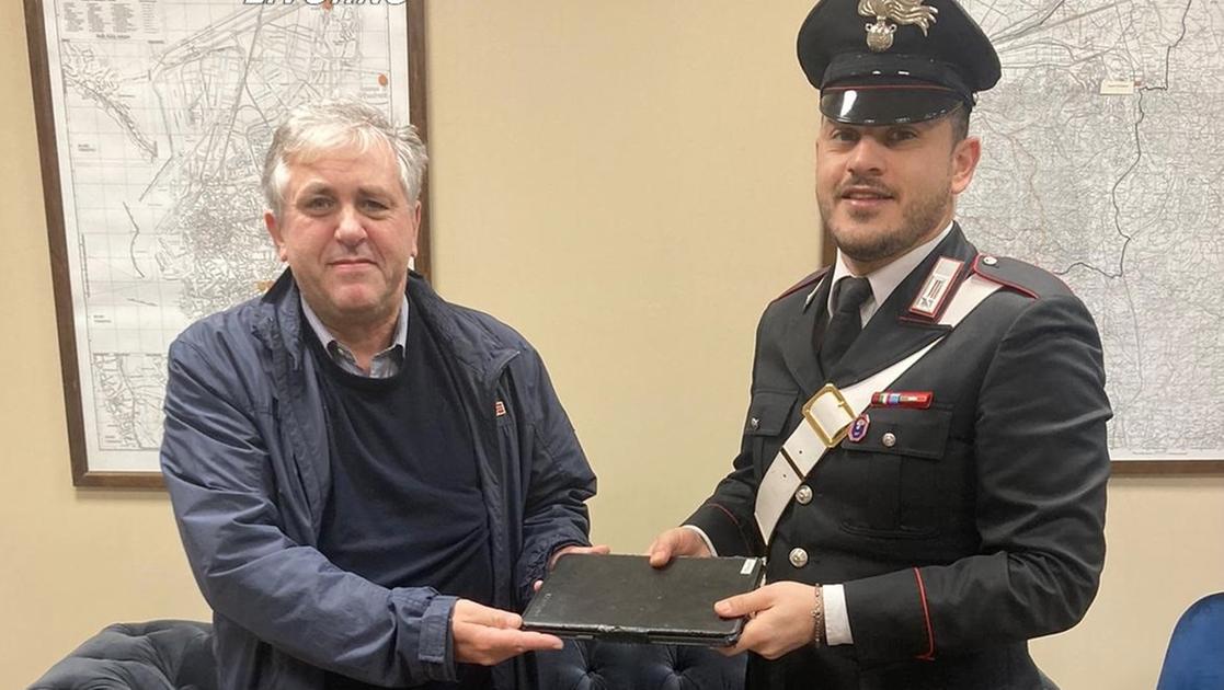 Carabinieri recuperano tablet rubati a scuola