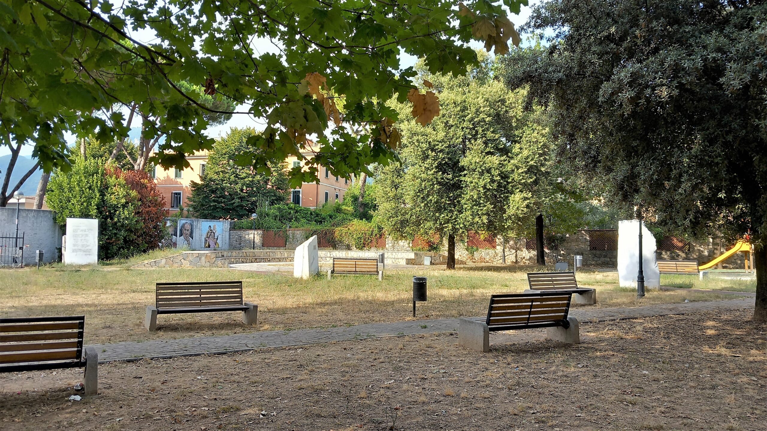 Riassumi questo titolo tra 55 e 65 caratteri Festa degli alberi, cinque nuove querce piantumate a Massa nel parco dei Quercioli - Diari Toscani