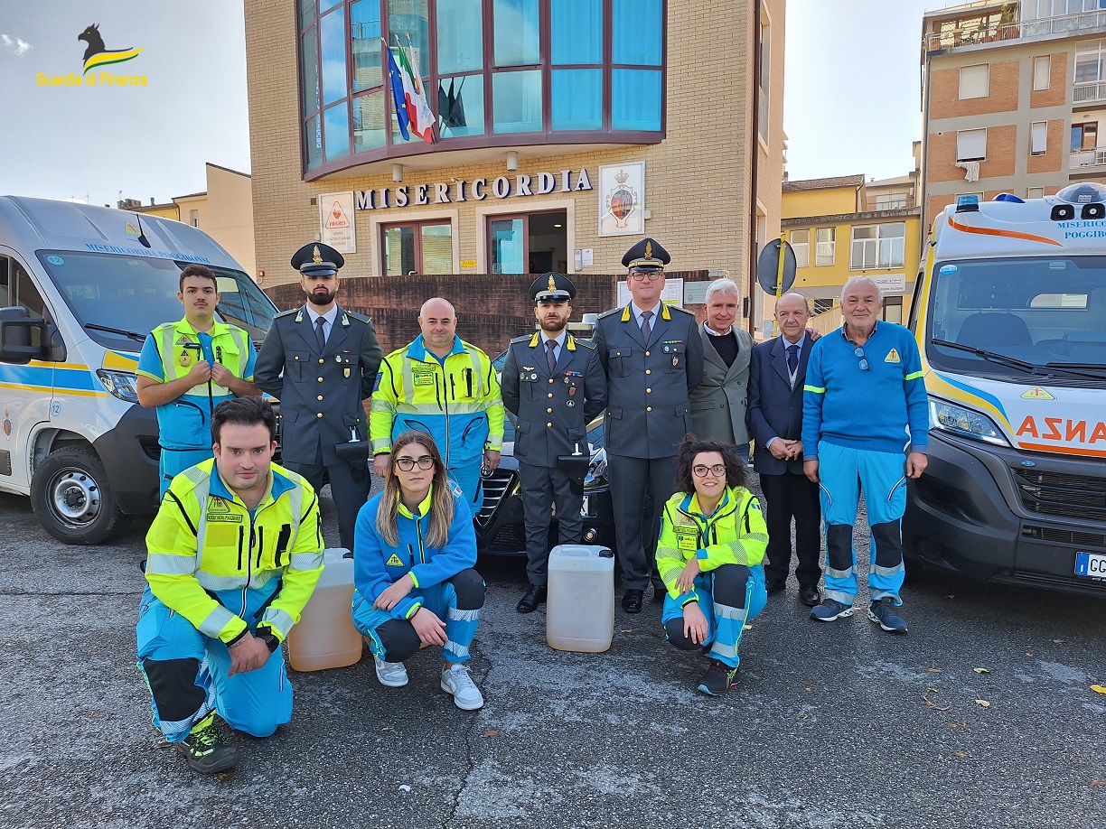 Riassumi questo titolo tra 55 e 65 caratteri Guardia di Finanza, donati alla Misericordia di Siena 200 litri di gasolio confiscato - Siena News