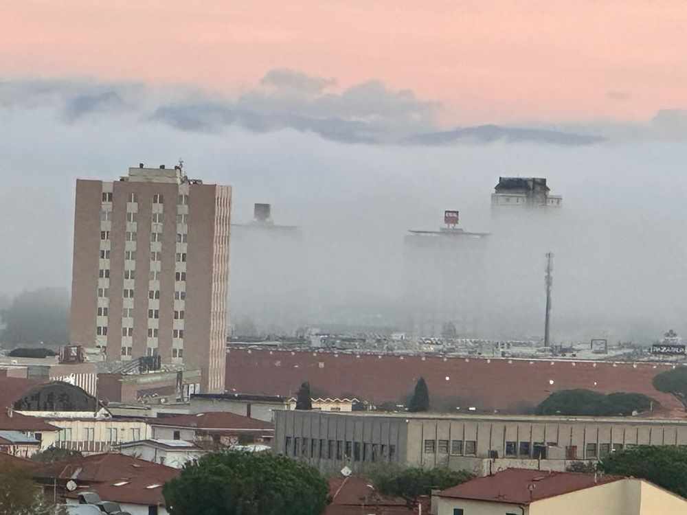 Riassumi questo titolo tra 55 e 65 caratteri Livorno nord come "dentro una nuvola" (Foto) - Livornopress - notizie livorno