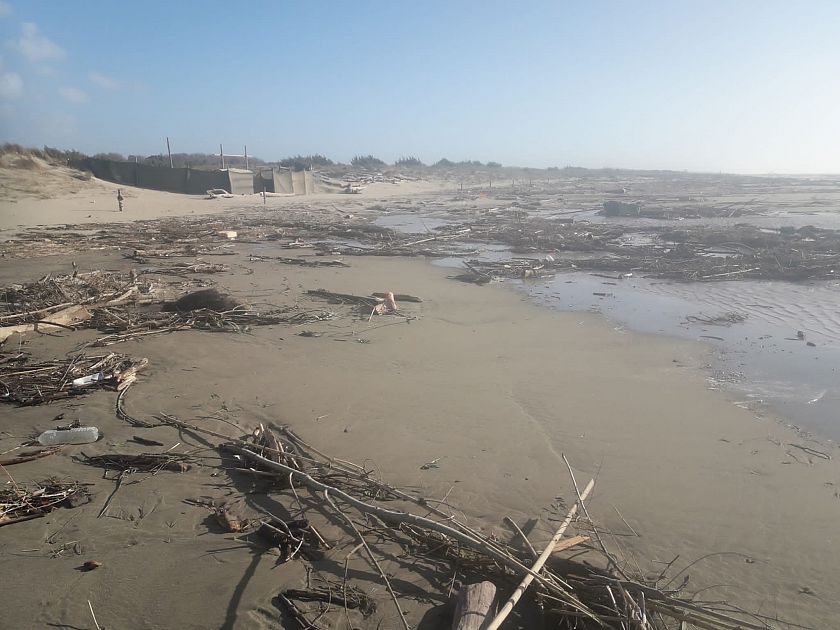 Riassumi questo titolo tra 55 e 65 caratteri Mareggiata, al lavoro per pulire la spiaggia