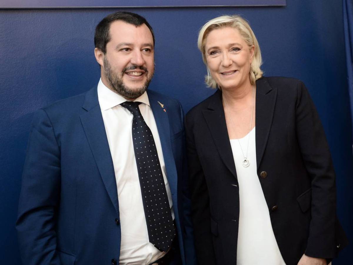 Riassumi questo titolo tra 55 e 65 caratteri "No a Marine Le Pen". Così i dem vanno in tilt sulla Firenze "aperta e inclusiva"