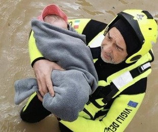 Riassumi questo titolo tra 55 e 65 caratteri Portò in salvo una neonata durante l'alluvione a Quarrata, il vigile del fuoco riceve il Premio Ast