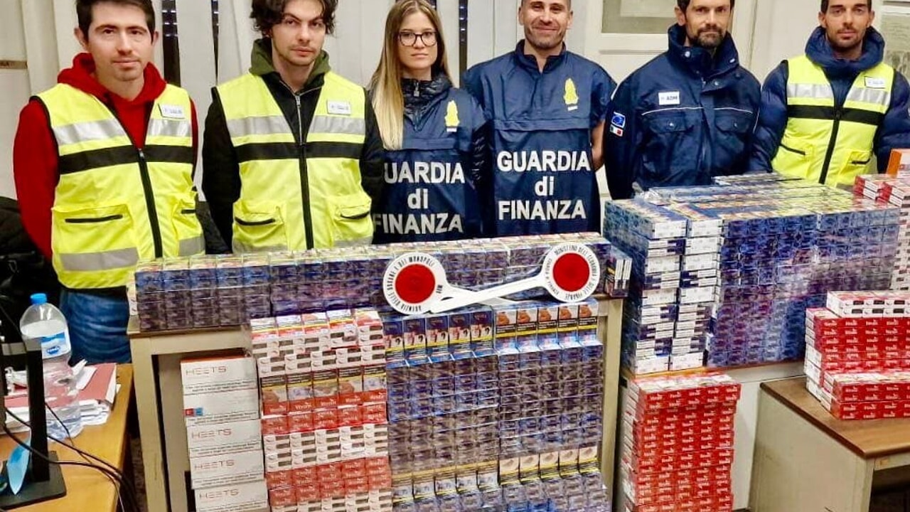 Riassumi questo titolo tra 55 e 65 caratteri Tentano di imbarcarsi per la Corsica con 66 kg di sigarette, denunciati