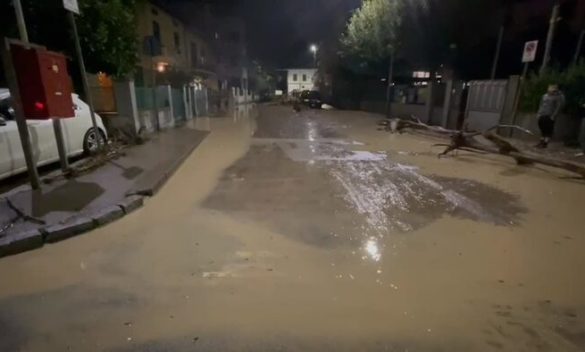 Rischio alluvioni, Bisanzio esonda a Prato, strade invase dai detriti.
