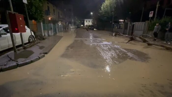 Rischio alluvioni, Bisanzio esonda a Prato, strade invase dai detriti.