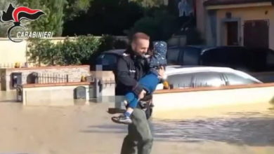 Salvataggio miracoloso in Toscana, carabiniere salva un bambino dalle acque allaganti