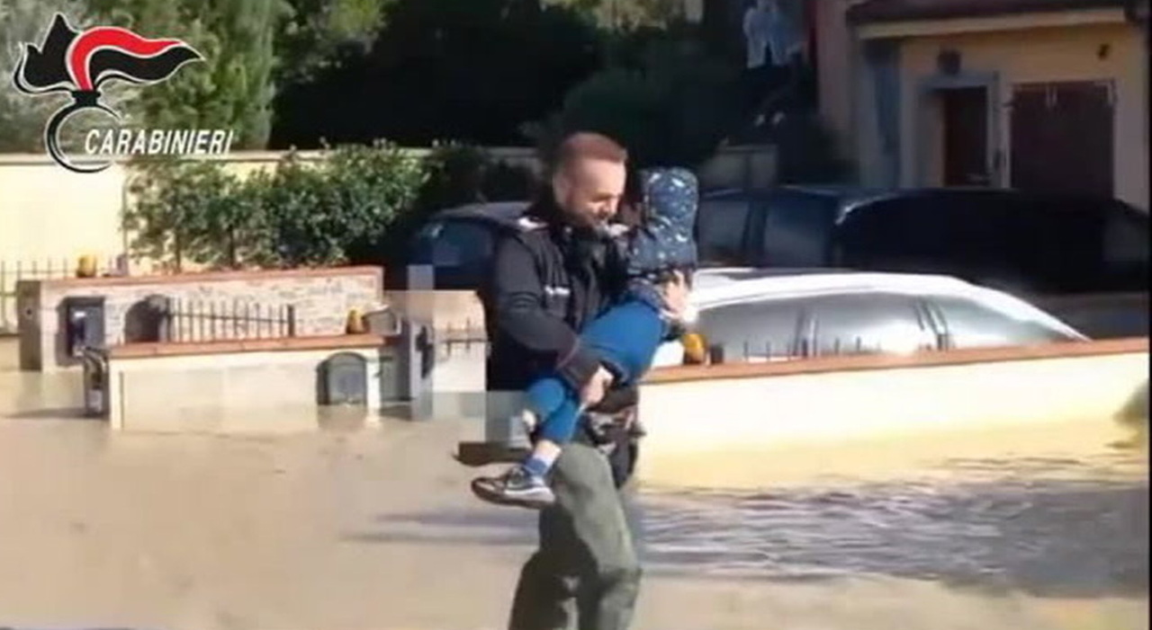 Salvataggio miracoloso in Toscana, carabiniere salva un bambino dalle acque allaganti