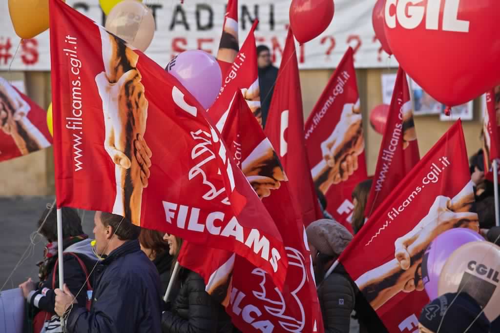 Sciopero e presidio del personale di Lux srl per le pulizie delle Poste italiane a Siena - Siena News.