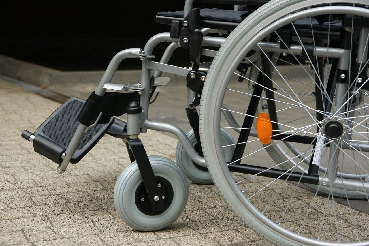 Scivolo gratuito per disabili, facilitando l'accesso ai negozi - gonews.it