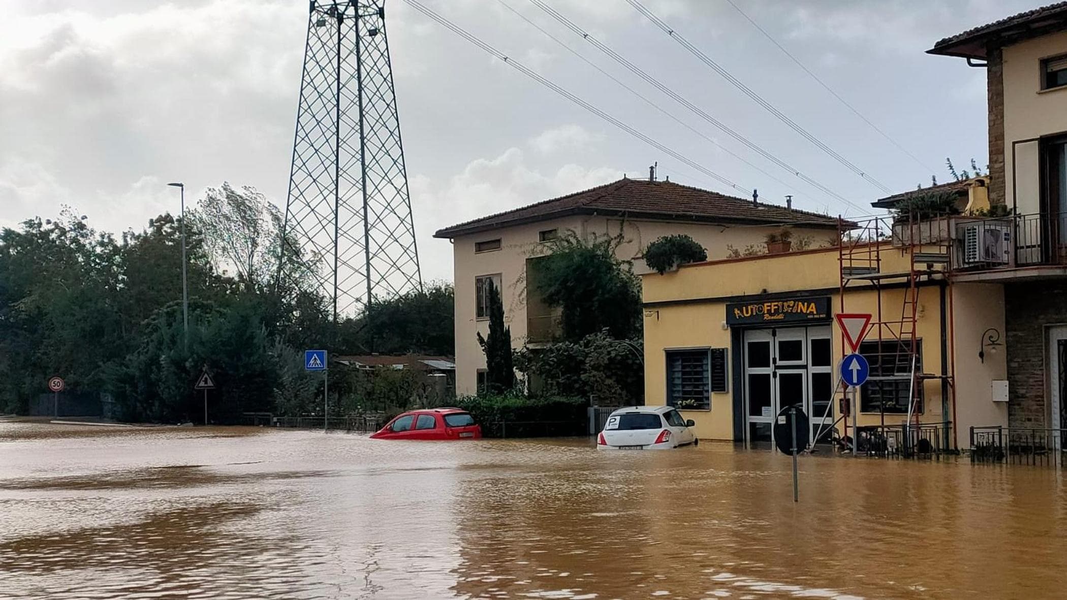 Seano, situazione estrema con fango, no acqua ed elettricità.