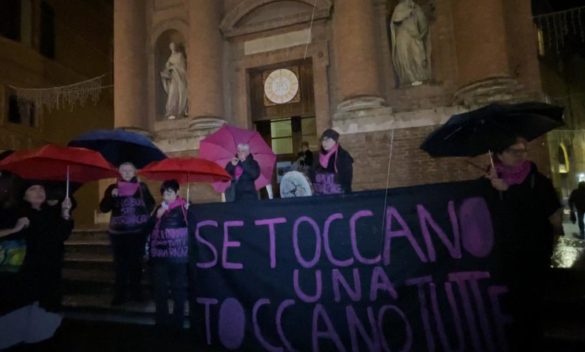 Siena, pioggia e rabbia silenziosa in piazza per Giulia Cecchettin