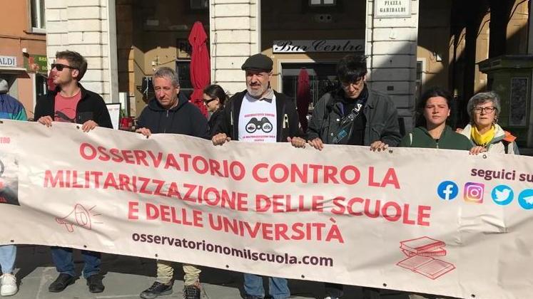 Stop alla militarizzazione nelle istituzioni educative.