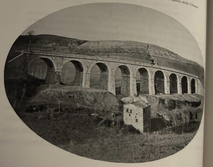 Storia della direttissima in treno Roma-Firenze e il controverso percorso tramite Valdarno.