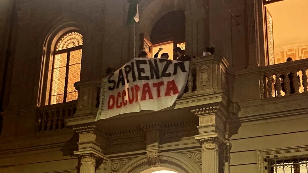 Studenti in solidarietà con la Palestina occupano il Palazzo della Sapienza