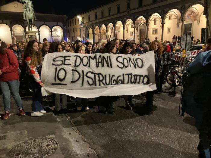 Studenti rifiutano il minuto di silenzio per Giulia, preferiscono fare rumore.