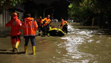 Tempesta Ciaran causa torrenti esondati in Toscana, con vittime e danni.